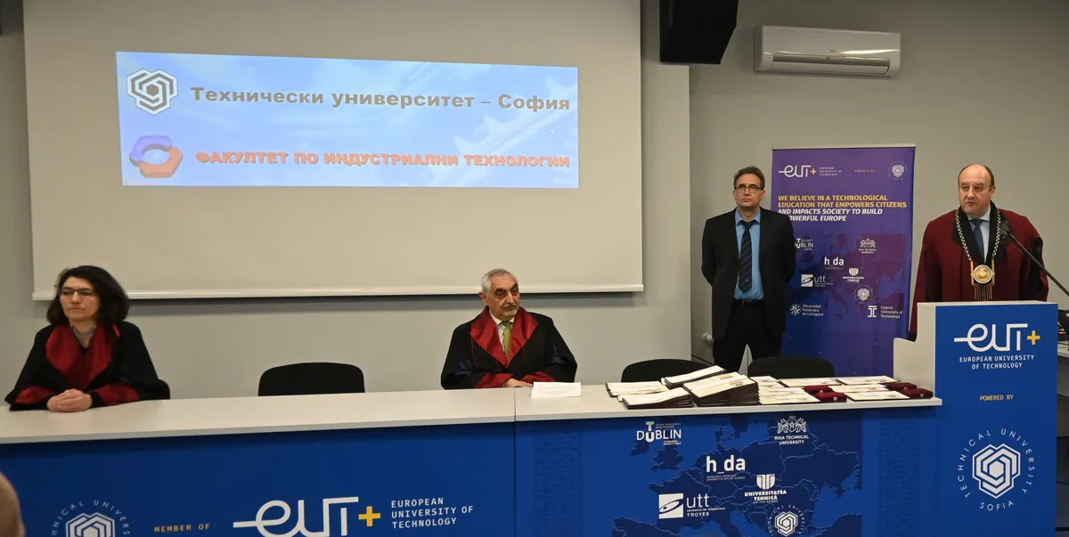 На тържествена церемония бяха връчени дипломите на бакалаврите и магистрите от випуск 2022 на Факултета по индустриални технологии